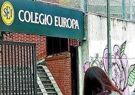 Acceso al Colegio Europa.