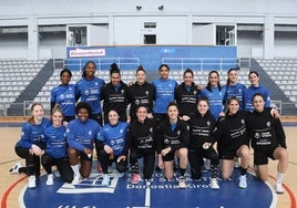 La plantilla del Bera Bera al completo, antes de comenzar un entrenamiento esta semana en el polideportivo Josean Gasca