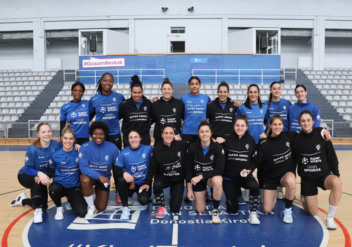 La plantilla del Bera Bera al completo, antes de comenzar un entrenamiento esta semana en el polideportivo Josean Gasca