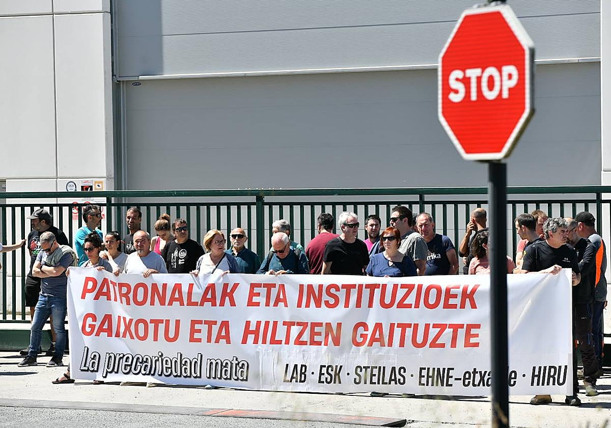 La concentración de los sindicatos este martes en Bergara.