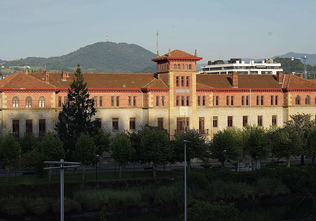 Fachada principal de los cuarteles de Loiola, parcela donde se prevé la construcción de unas 1.700 viviendas.