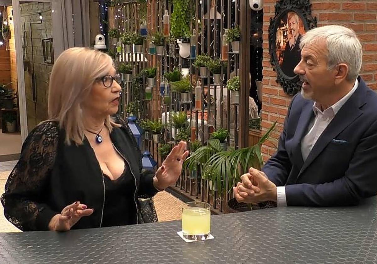 Ana, junto a Carlos Sobera en el restaurante de First Dates.