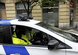 Trabajadores de la OTA de Donostia en un vehículo