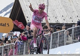 Tadej Pocagar celebra su victoria en la 15ª etapa del Giro de Italia.