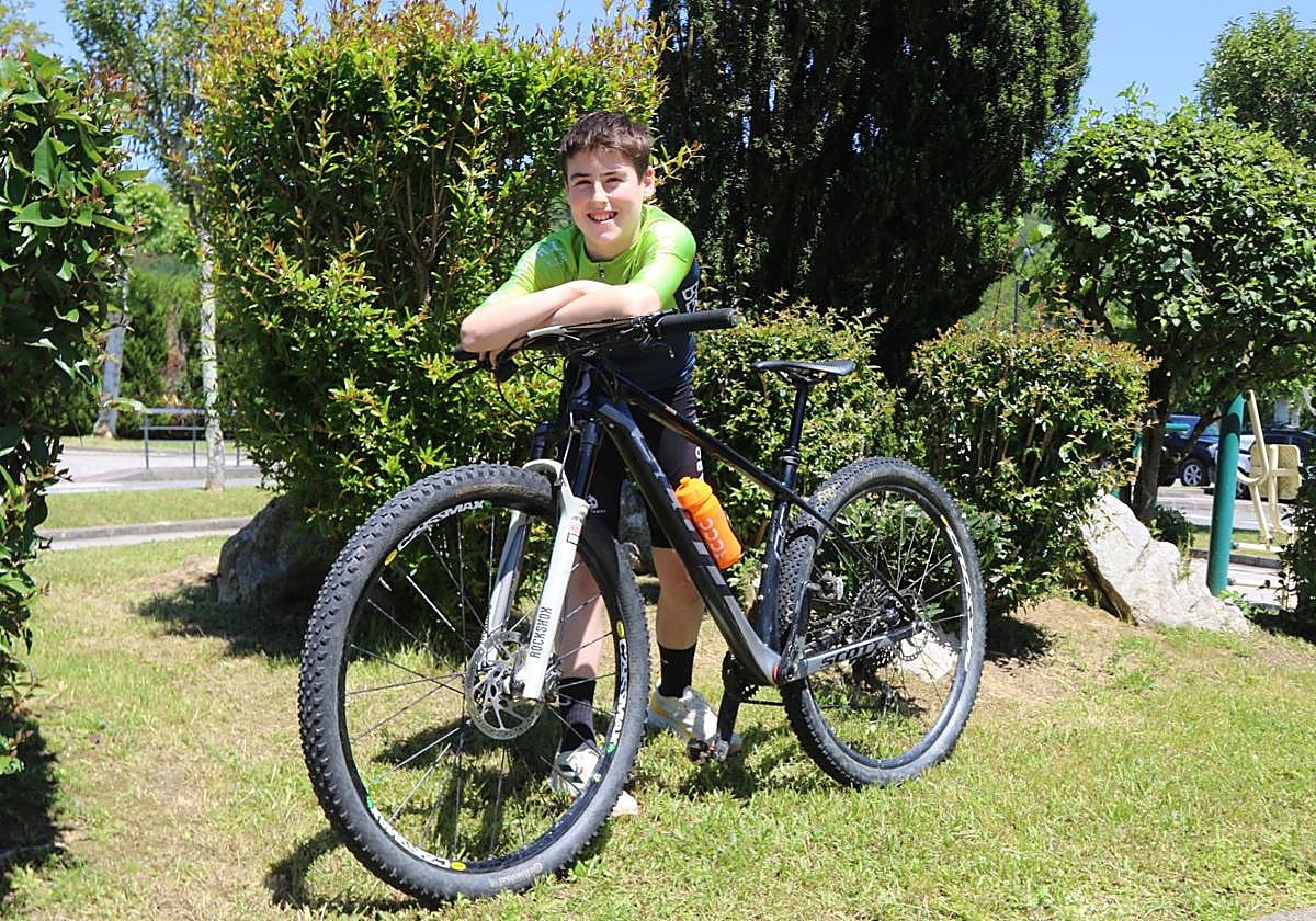 Danel Garaizabal posa con su bicicleta de montaña y el maillot del equipo Besa-Caja Laboral en una zona verde situada en el exterior de las instalaciones deportivas de Mintxeta, en Elgoibar.