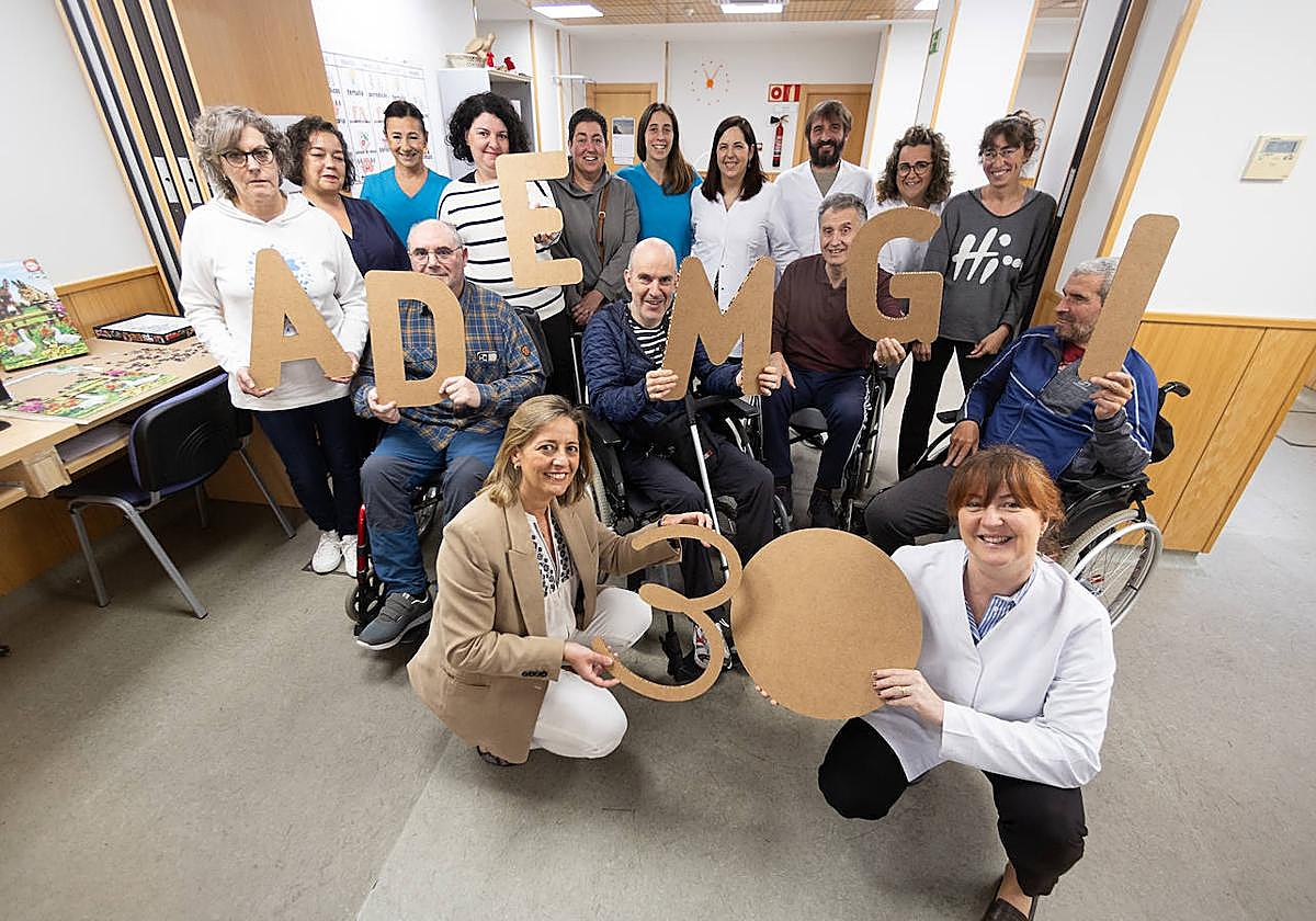 Usuarios y profesionales de Ademgi celebran el 30 aniversario.