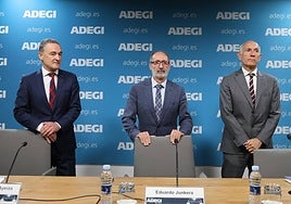 El director general, José Miguel Ayerza; el presidente, Eduardo Junkera, y el responsable de Competitividad e Innovación, Patxi Sasigain, en la presentación de esta mañana de la Encuesta de Adegi.