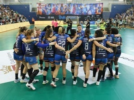 Las jugadoras del Super Amara Bera Bera celebran la victoria ante el Elche.