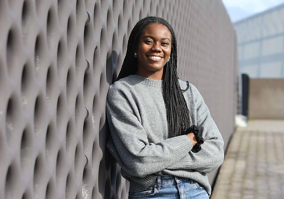 la jugadora de IDK Iris Junio Mbulito.