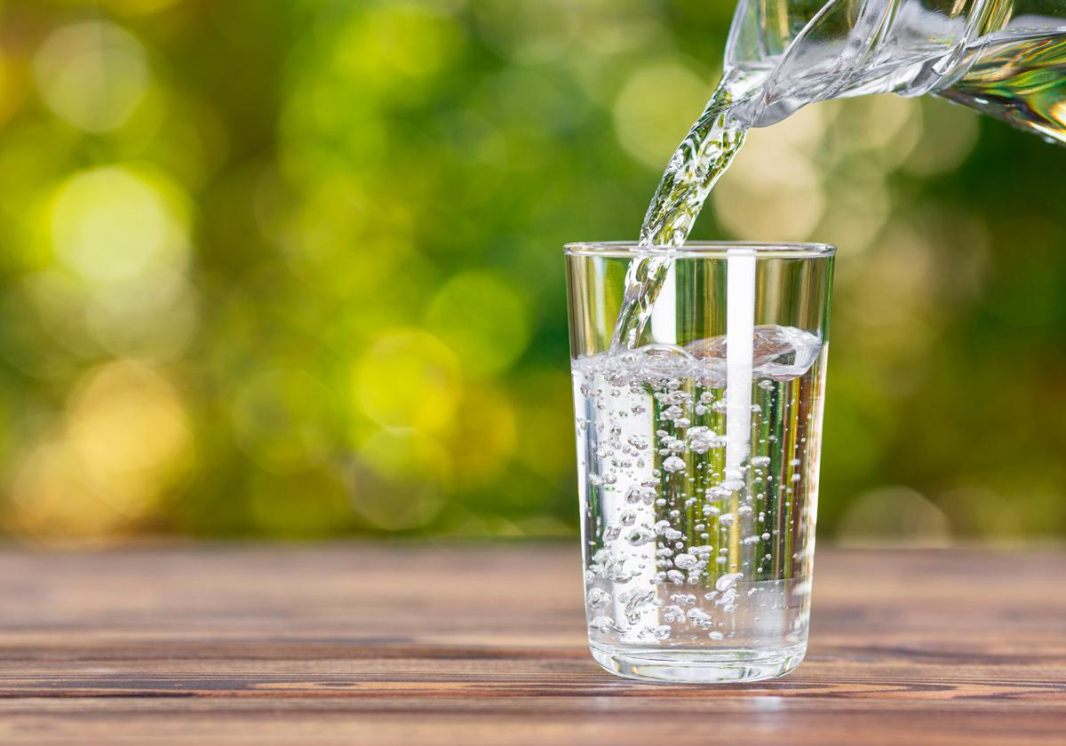 Beber agua es fundamental para llevar una vida sana