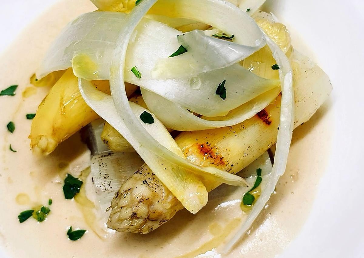 Imagen secundaria 1 - Producto y parrilla en el restaurante Arraunlari Berri de Hondarribia