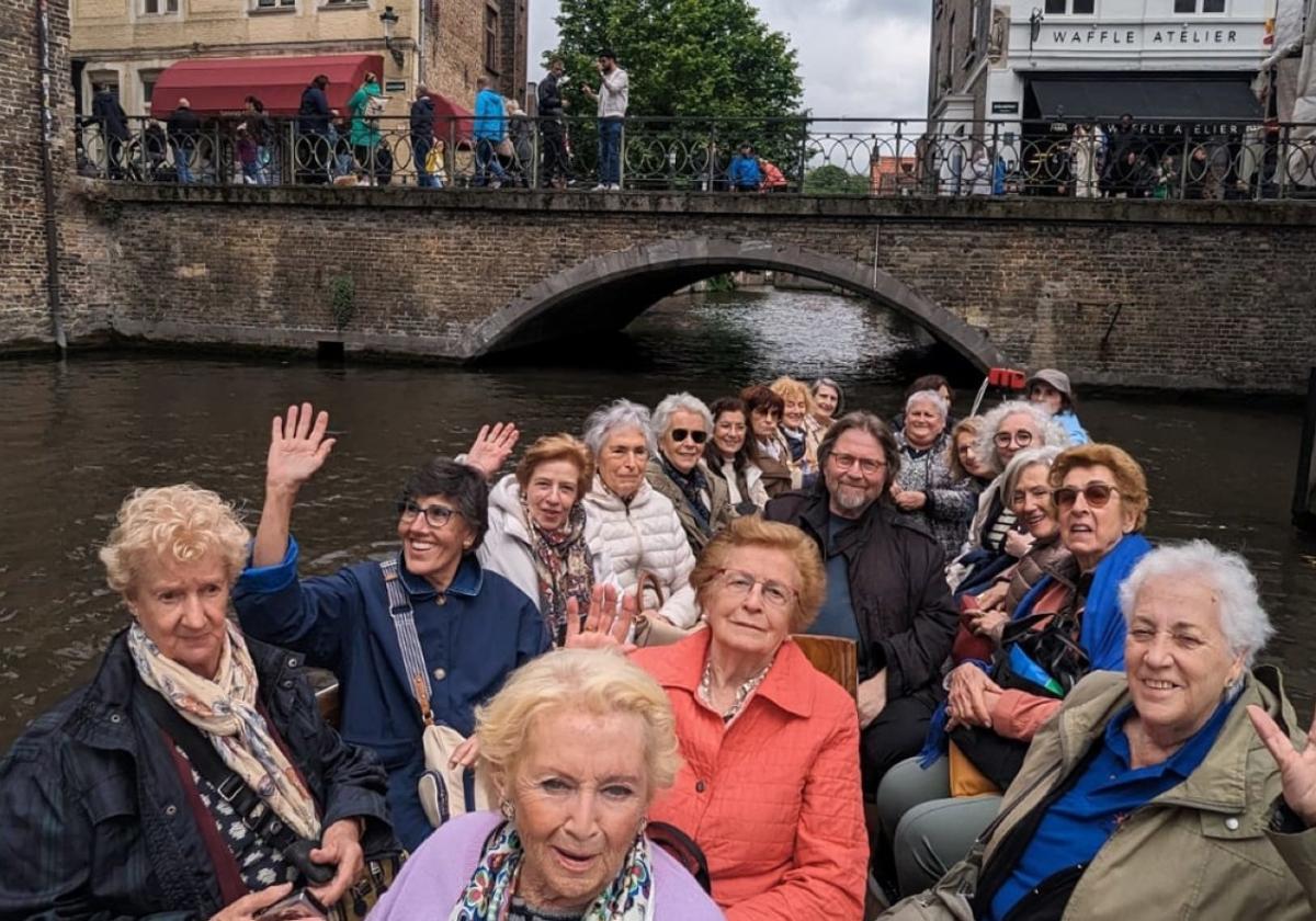 Las asociadas de Eragin, en un barco que les transporta por los canales de Brujas en el reciente viaje a Bélgica.