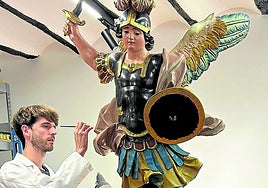 Xabier Mendizabal en su taller de Zubillaga restaurando la imagen del arcángel San Miguel, patrón de Oñati.