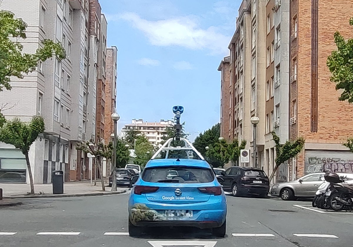 El coche de Google Street View por las calles de Amara Nuevo, en Donostia.