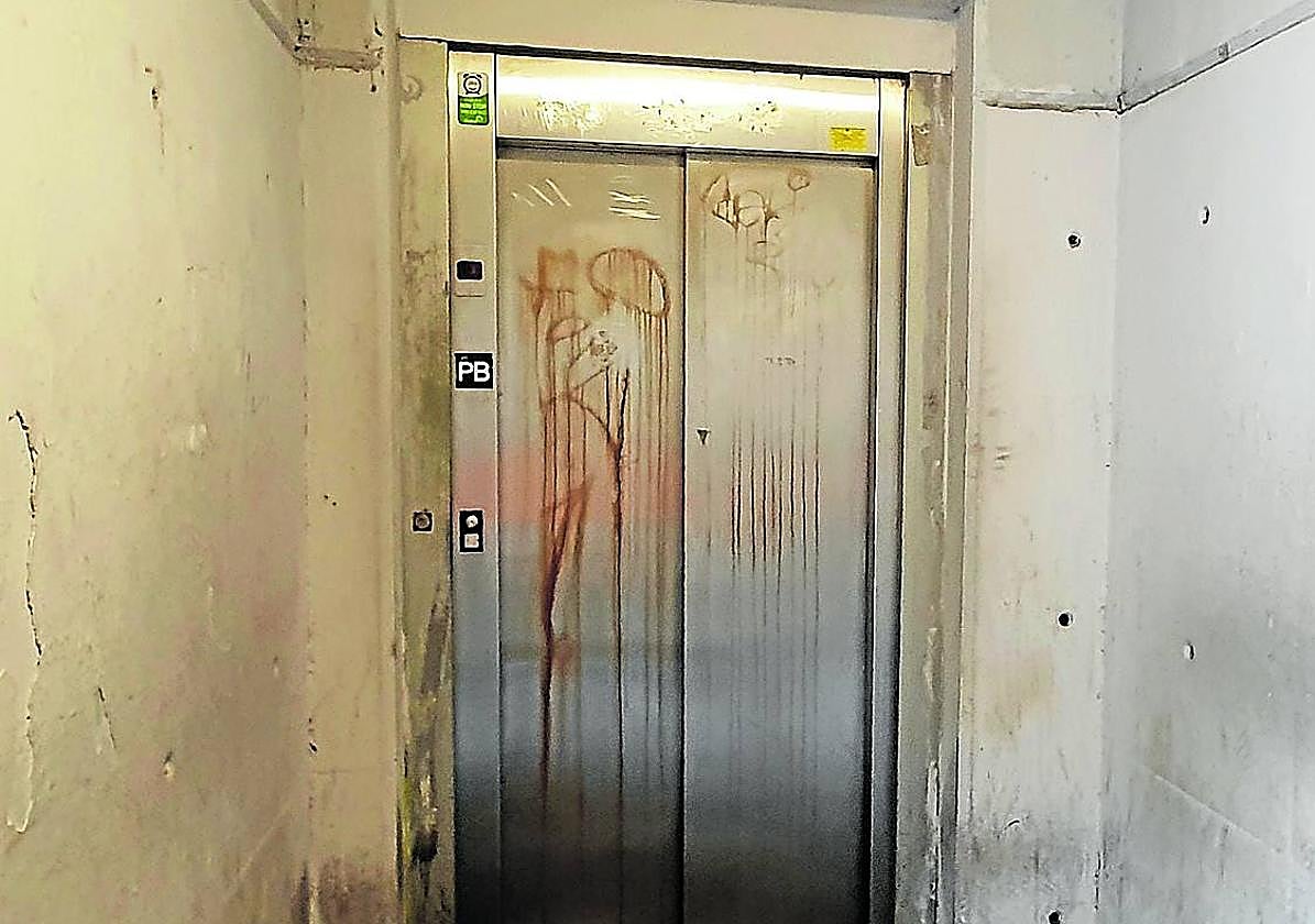 Una vecina denuncia «el estado de suciedad y abandono en el que se encuentra el acceso al ascensor que sube a la pasarela Gladys del Estal», un elevador que conduce al parque Cristina Enea y a Riberas de Loiola. «¿Es tan complicado adecentarlo debidamente?», se pregunta.