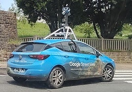 El coche de Google Street View por las calles de Amara Nuevo, en Donostia.