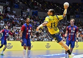 El jugador del Bidasoa Irún Esteban Salinas lanza a puerta durante la semifinal de la Copa del Rey.