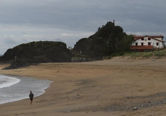 Una persona pasea por la orilla de la playa mutrikuarra de Saturraran.