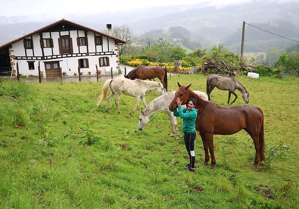 Imagen principal - Silvia Simón e Iñigo Huegun, impulsores del proyecto de nueva hípica.