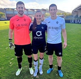Adrián, Maite e Iñigo en las instalaciones de Asti donde juegan al fútbol con el Zarautz KE.