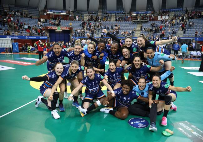 Temporada 2023/2024. Las jugadoras del Bera Bera celebran en Illunbe, hace tan solo unas semanas, el título copero ganado al Málaga.