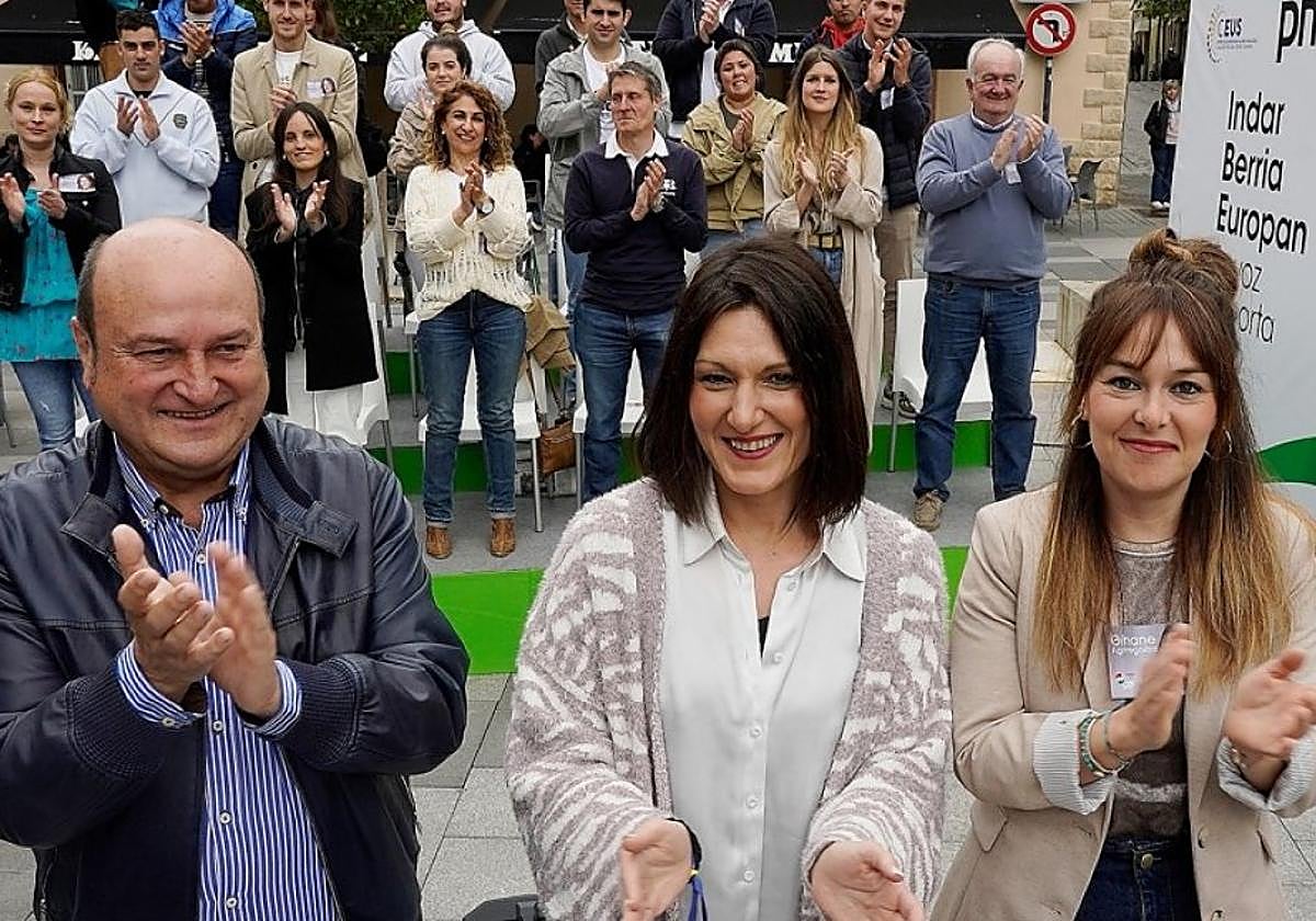 Andoni Ortuzar, Oihane Agirregoitia y Rakel Molina, ayer durante el mitin político del PNV.