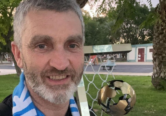 Imanol Álvarez posa con el trofeo de Liga tras la final del sábado en Elche.