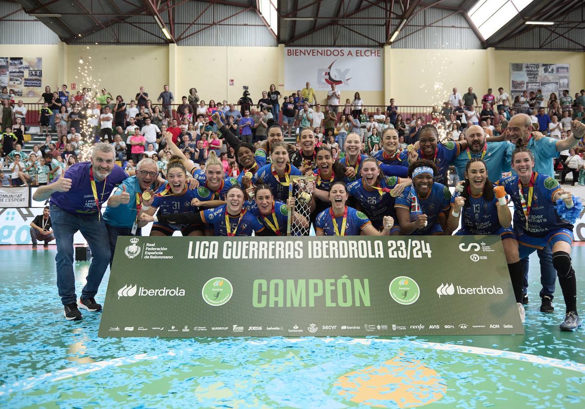 Jugadoras, técnicos y delegado celebran el título de liga conquistado ayer el Elche. francisco maciá