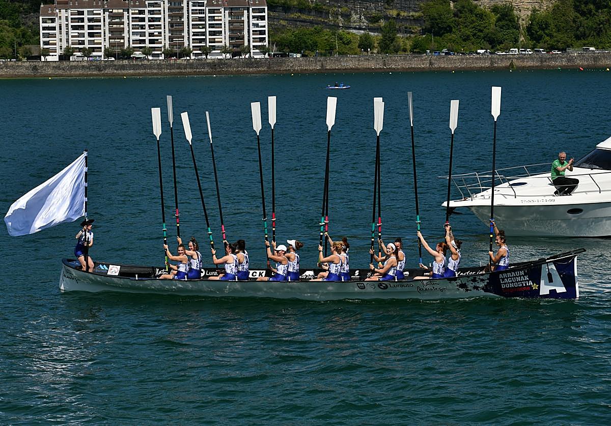 Arraun Lagunak celebra su victoria.
