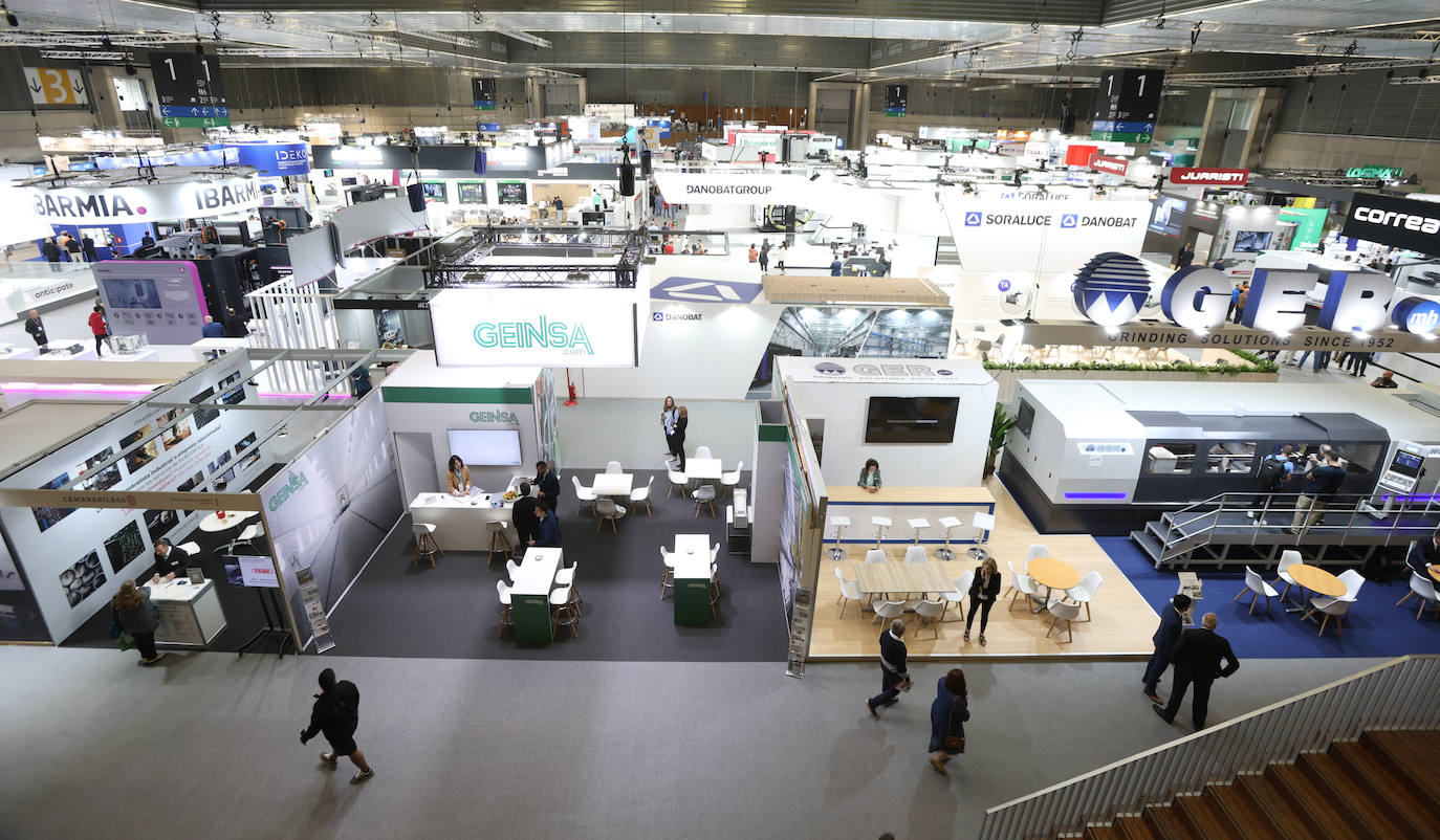 Stands de la bienal, durante la primera jornada celebrada este lunes en el BEC de Barakaldo.