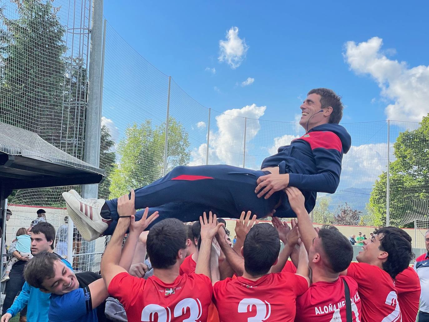 «El ascenso es de todos. Eskerrik Asko»