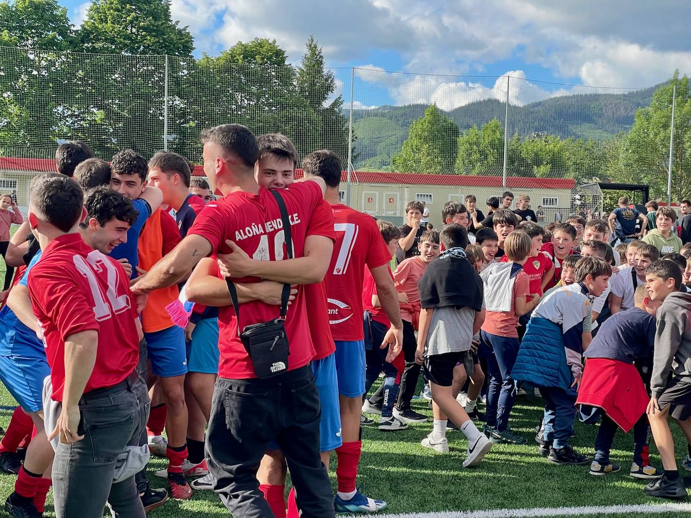 «El ascenso es de todos. Eskerrik Asko»