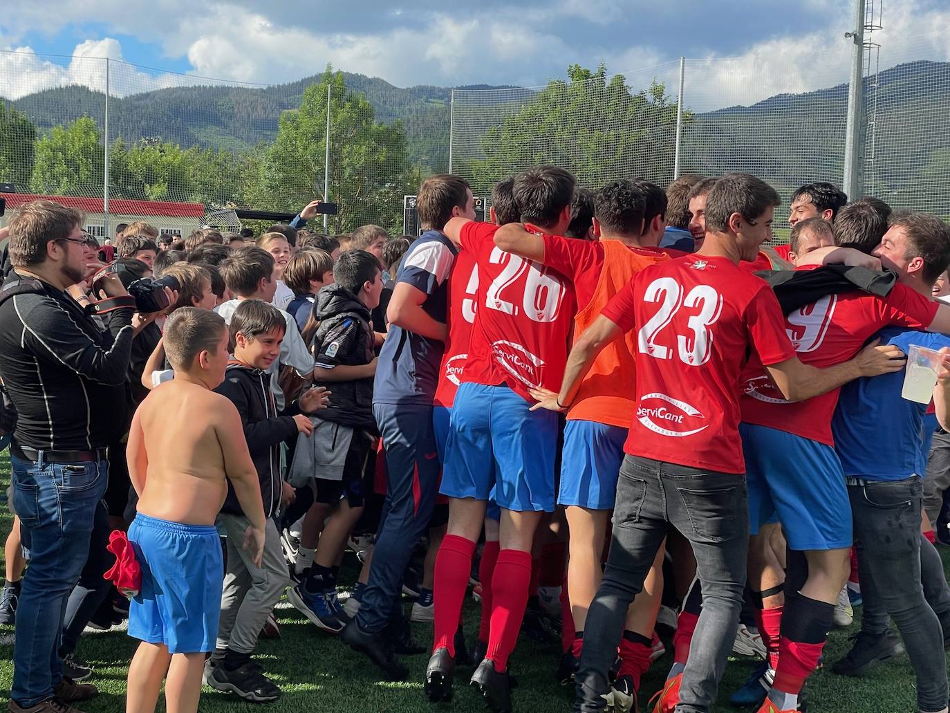 «El ascenso es de todos. Eskerrik Asko»