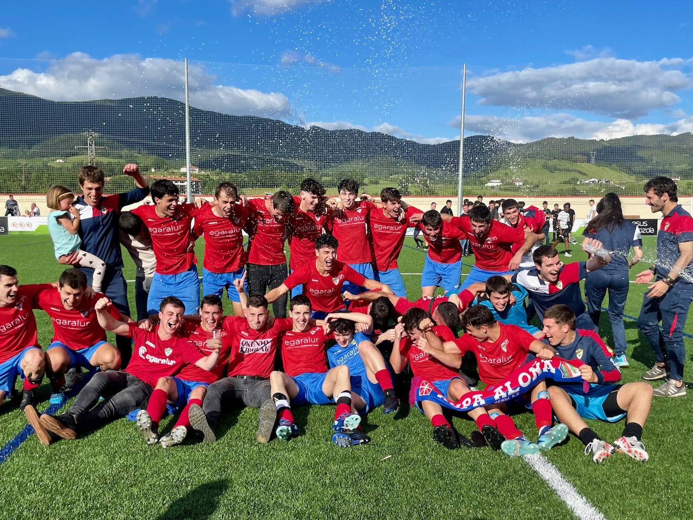 «El ascenso es de todos. Eskerrik Asko»