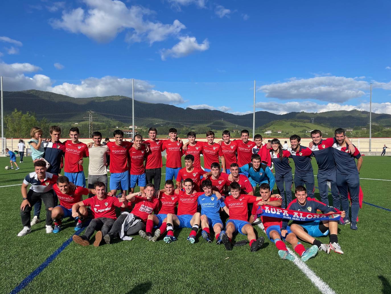 «El ascenso es de todos. Eskerrik Asko»