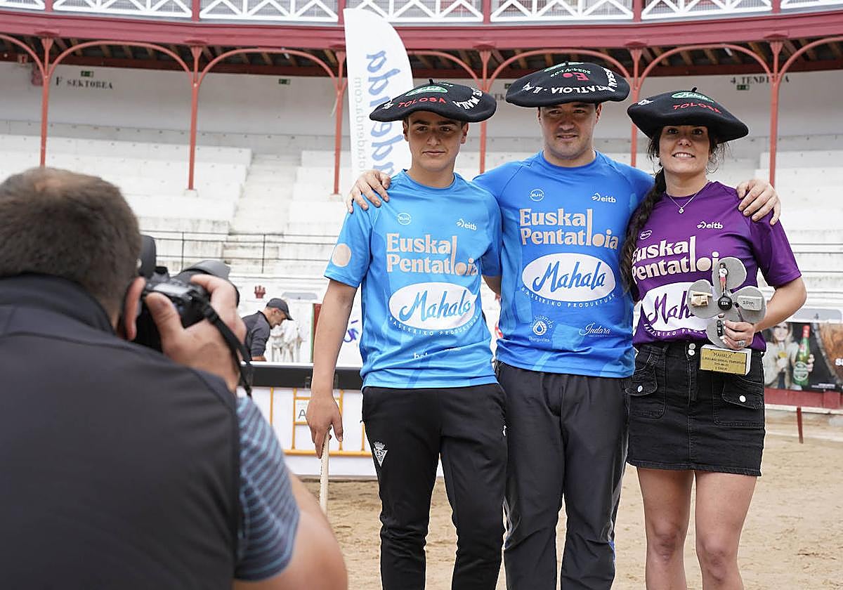 Los ganadores del Pentatlon de Segunda posan con sus txapelas.