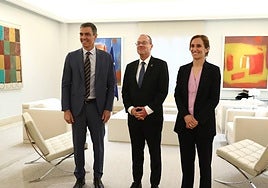 El presidente del Gobierno, Pedro Sánchez, junto a la ministra de Sanidad, Mónica García, y el director regional de la OMS para Europa, Hans Kluge, en la reunión mantenida este lunes.