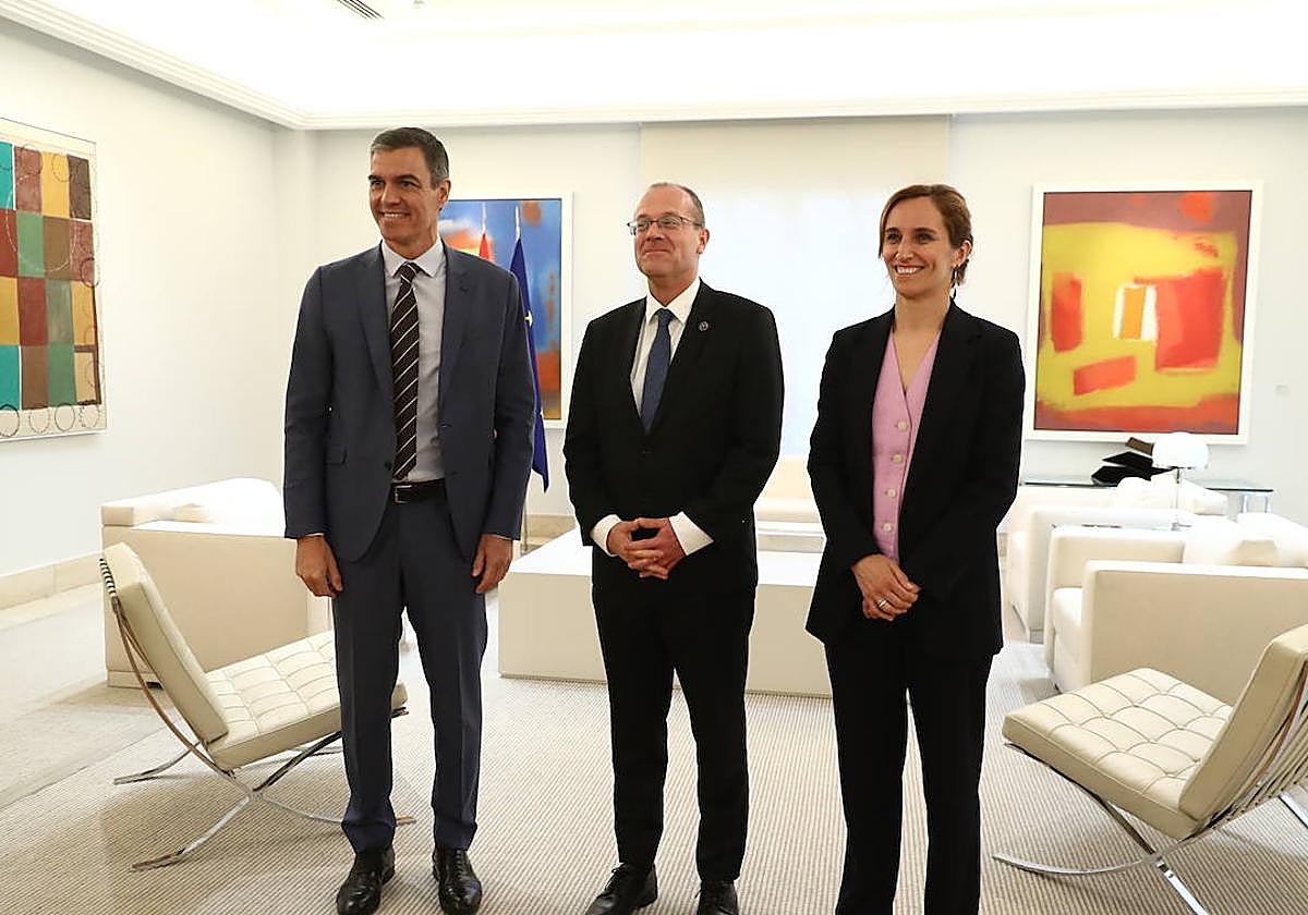 El presidente del Gobierno, Pedro Sánchez, junto a la ministra de Sanidad, Mónica García, y el director regional de la OMS para Europa, Hans Kluge, en la reunión mantenida este lunes.
