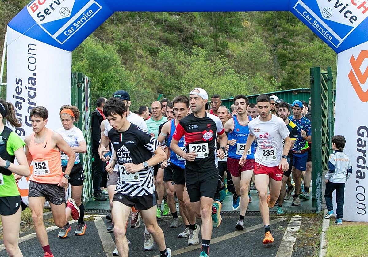 Salida de los corredores del recinto deportivo de Unbe, desde donde comenzó la carrera.