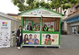 Voluntarios de Zutani en la caseta donde se pueden hacer donaciones para la nueva campaña.