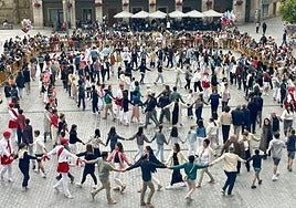 Dantzaris de distintas generaciones se sumaron a la soka dantza de homenaje a Jesús Irizar, Txutxin, todo un referente de Oñatz y del Corpus durante más de medio siglo.