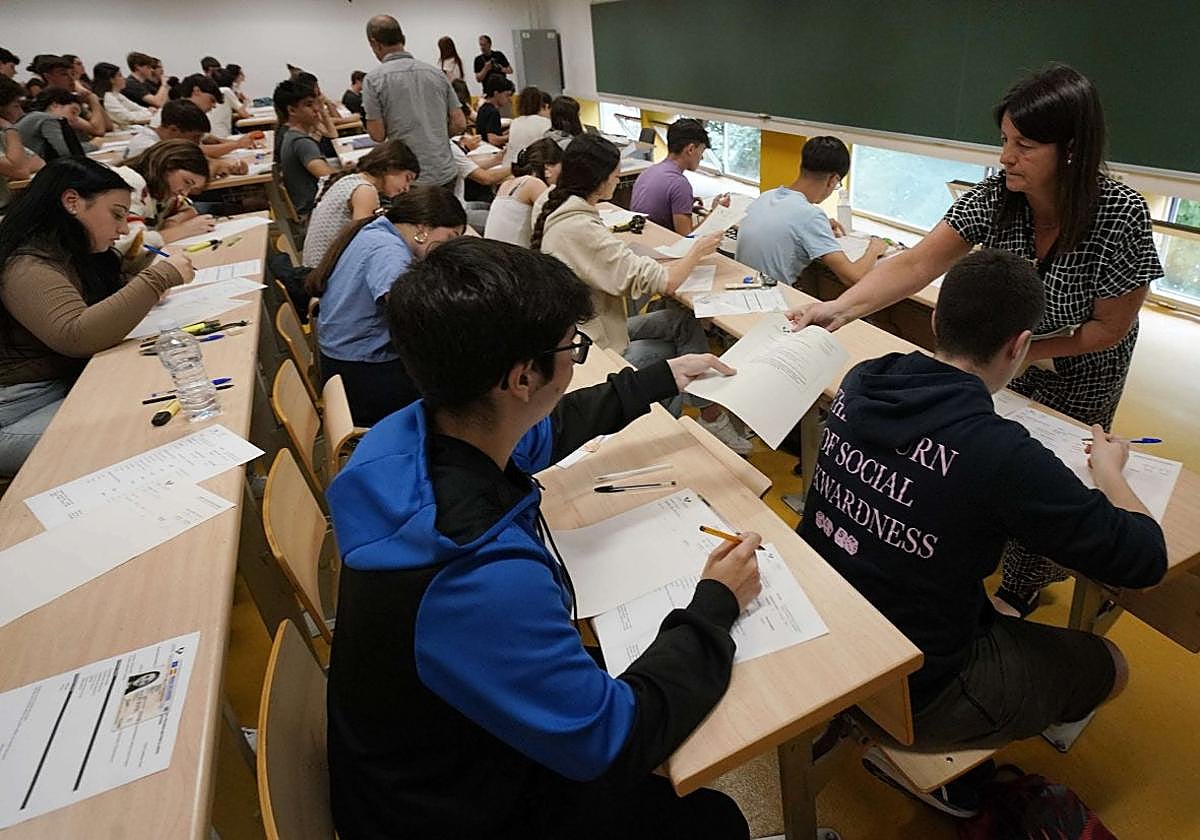 Exámenes. Una profesora reparte las pruebasde Selectividad en el campus de la UPV/EHUde San Sebastián el año pasado.