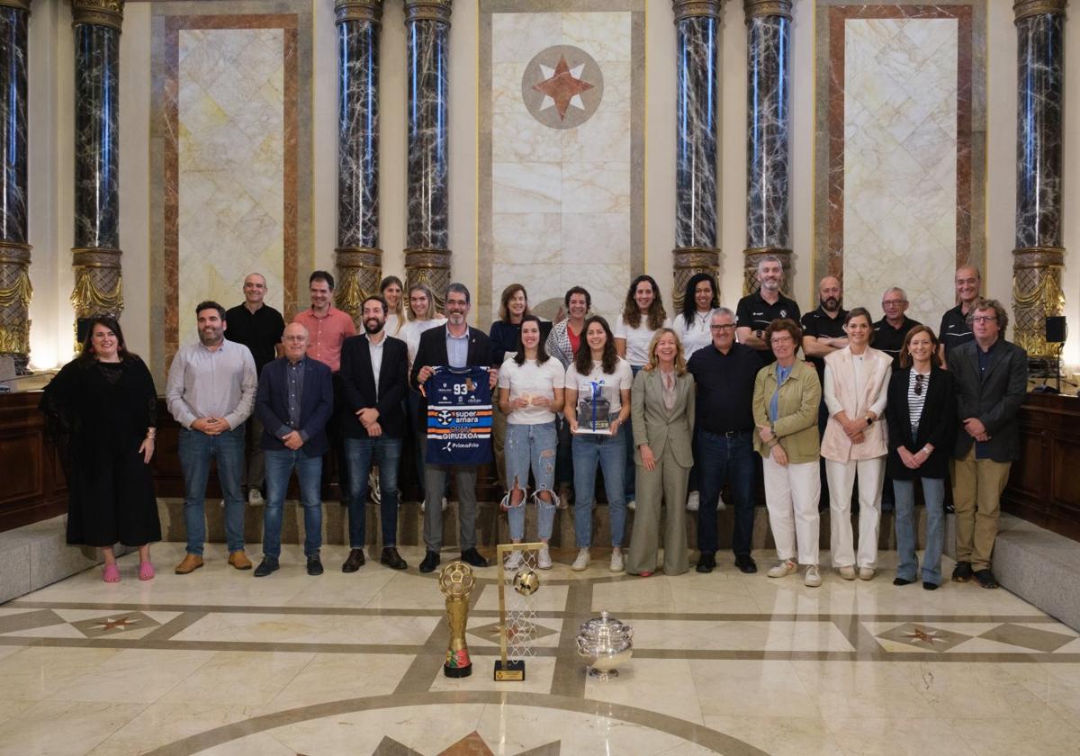 La corporación municipal y las jugadoras, ayer en el ayuntamiento.