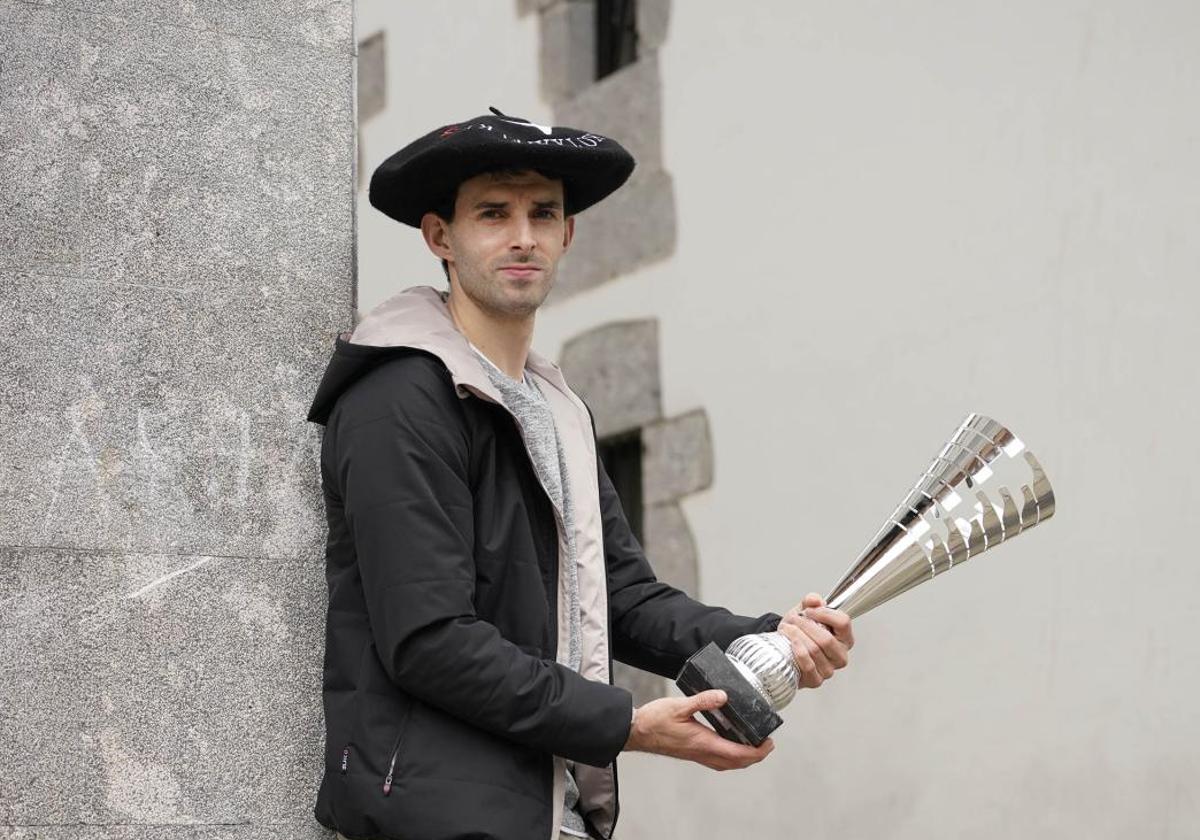 Altuna, en Amezketa, con la copa de campeón del Manomanista.