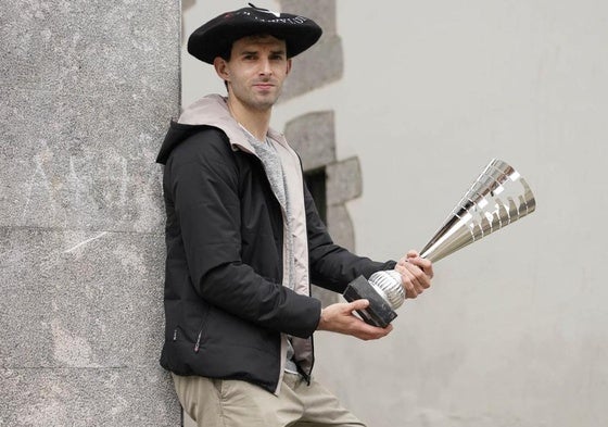 Altuna, en Amezketa, con la copa de campeón del Manomanista.