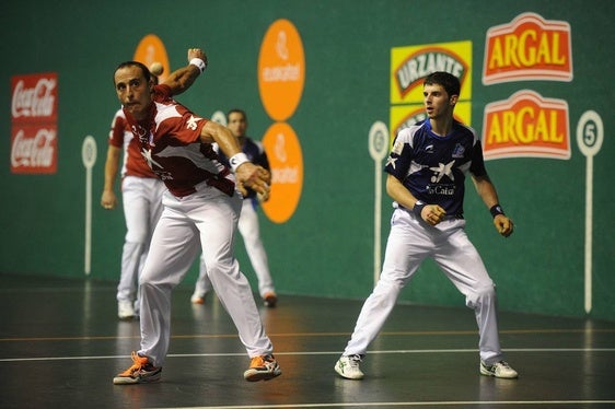 Juan Martínez de Irujo se dispone a dar un derechazo en presencia de Jokin Altuna en el festival de San Juan de 2015 en el Astelena de Eibar