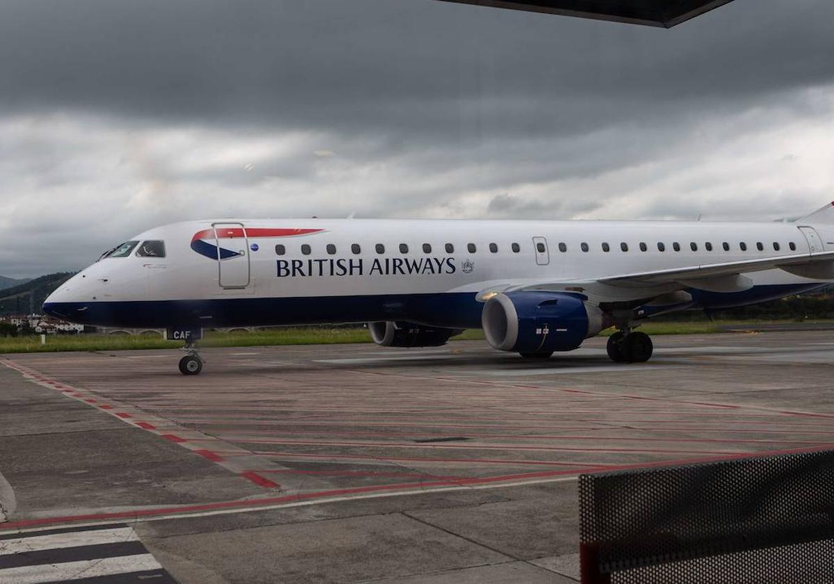 Un avión de British Airways, en el aeropuerto de San Sebastián.