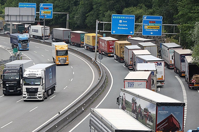 Los camiones que se dirigen hacia Francia forman largas colas mientras en sentido contrario circular sin demasiados problemas.