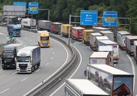 Los camiones que se dirigen hacia Francia forman largas colas mientras en sentido contrario circular sin demasiados problemas.