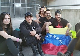 Varios seguidores de Rammstein esperaban ya en Anoeta a última hora de la tarde de ayer.